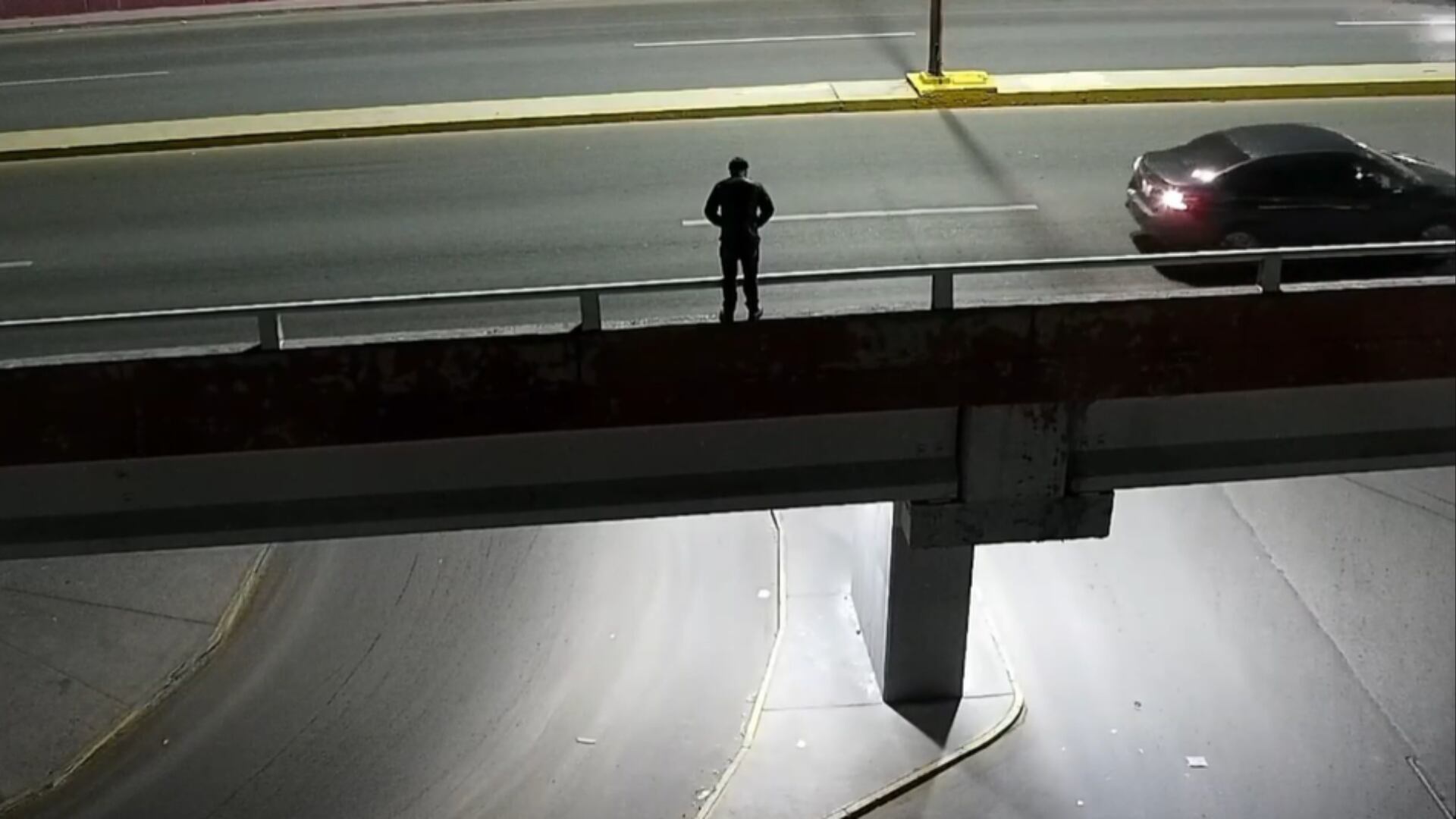 Hombre intenta lanzarse de un puente en Ciudad Juárez.png