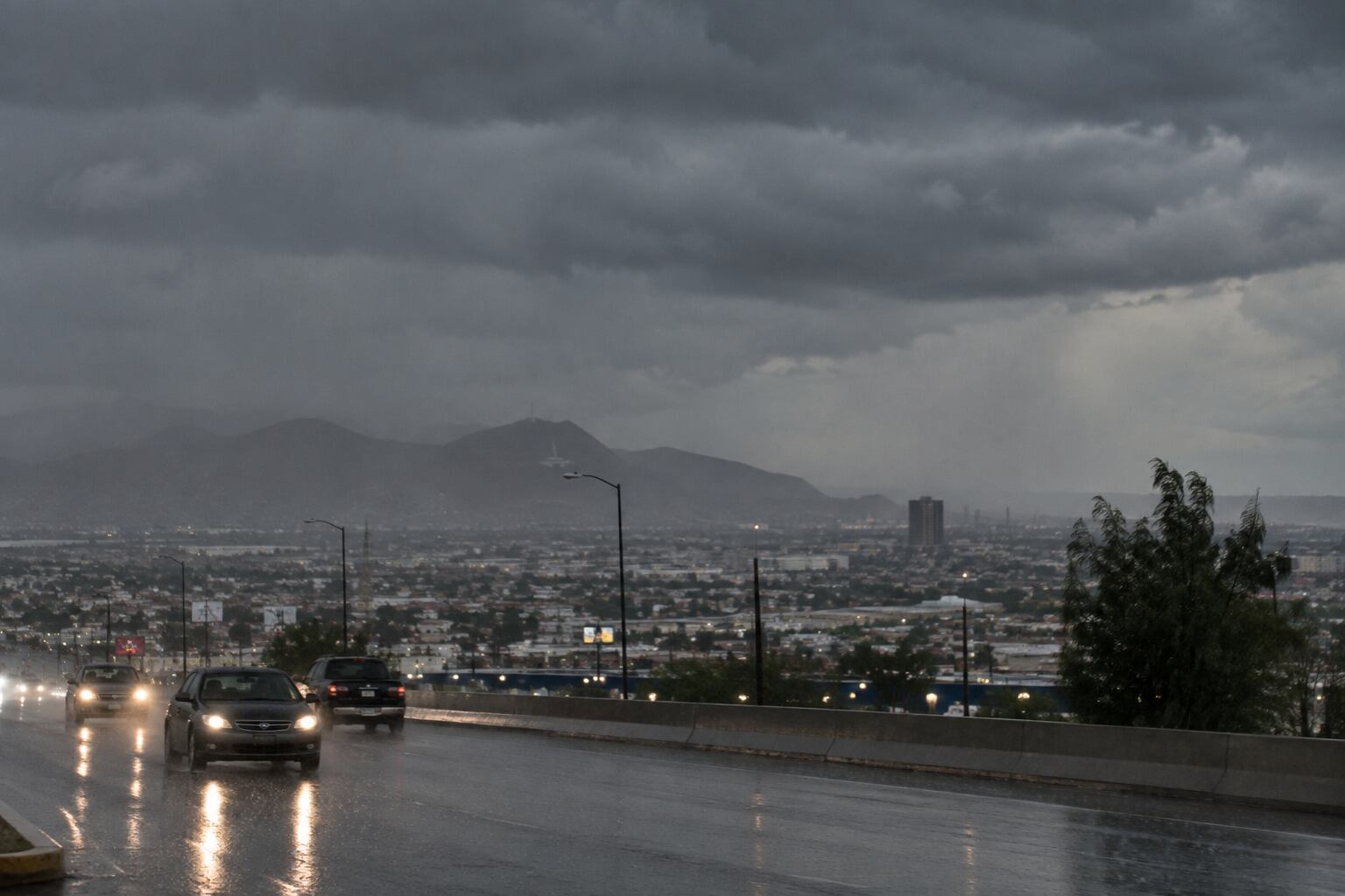 ¡YA ESTÁ LLOVIENDO EN JUÁREZ! Lluvia sorprende a la ciudad y así seguirá durante la noche
