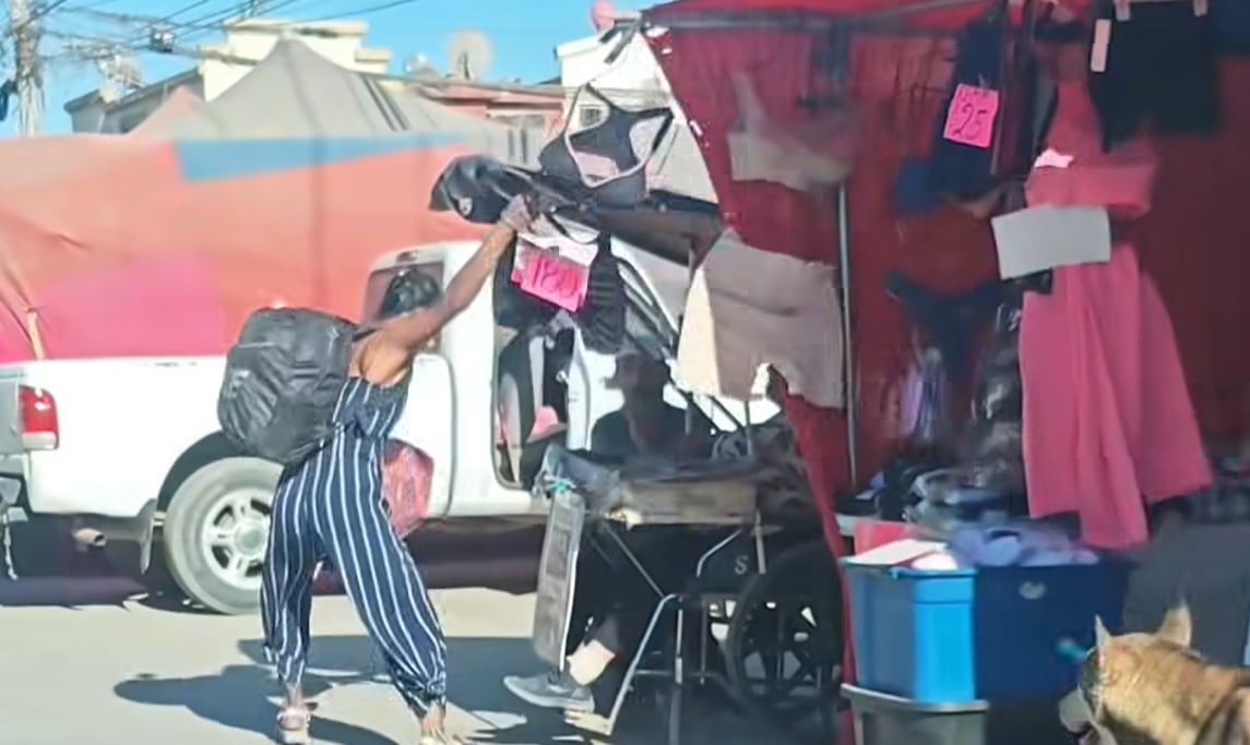 (VIDEO) ¡Captada en la movida! Graban a mujer DESTROZANDO puestos de segundas en Ciudad Juárez
