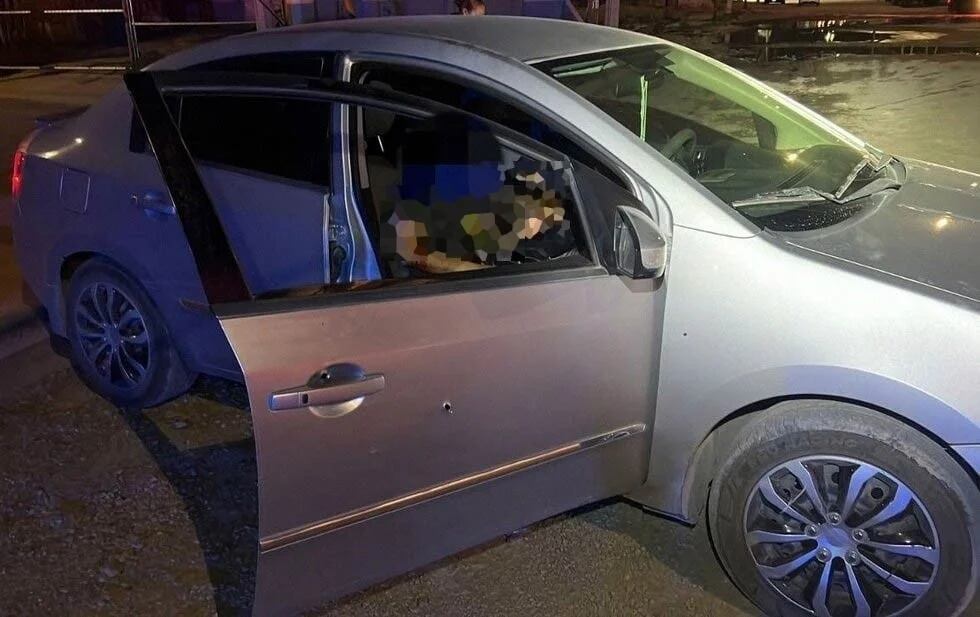 (FOTO) ¡Ella vio todo! Asesinan a hombre a bordo de vehículo en Ciudad Juárez; hieren a mujer