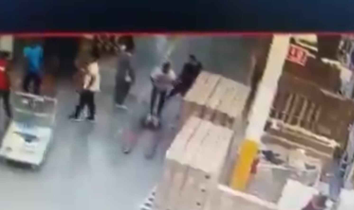 (VIDEO) ¡Le metió el pie y se alteró! Difunden nueva PELEA entre trabajadores de maquiladora en Ciudad Juárez
