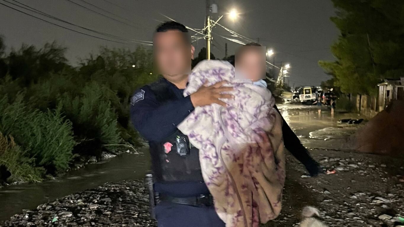¡SE AHOGABAN DENTRO DE SU CASA! Violenta corriente atrapa a bebé y a sus padres en Ciudad Juárez