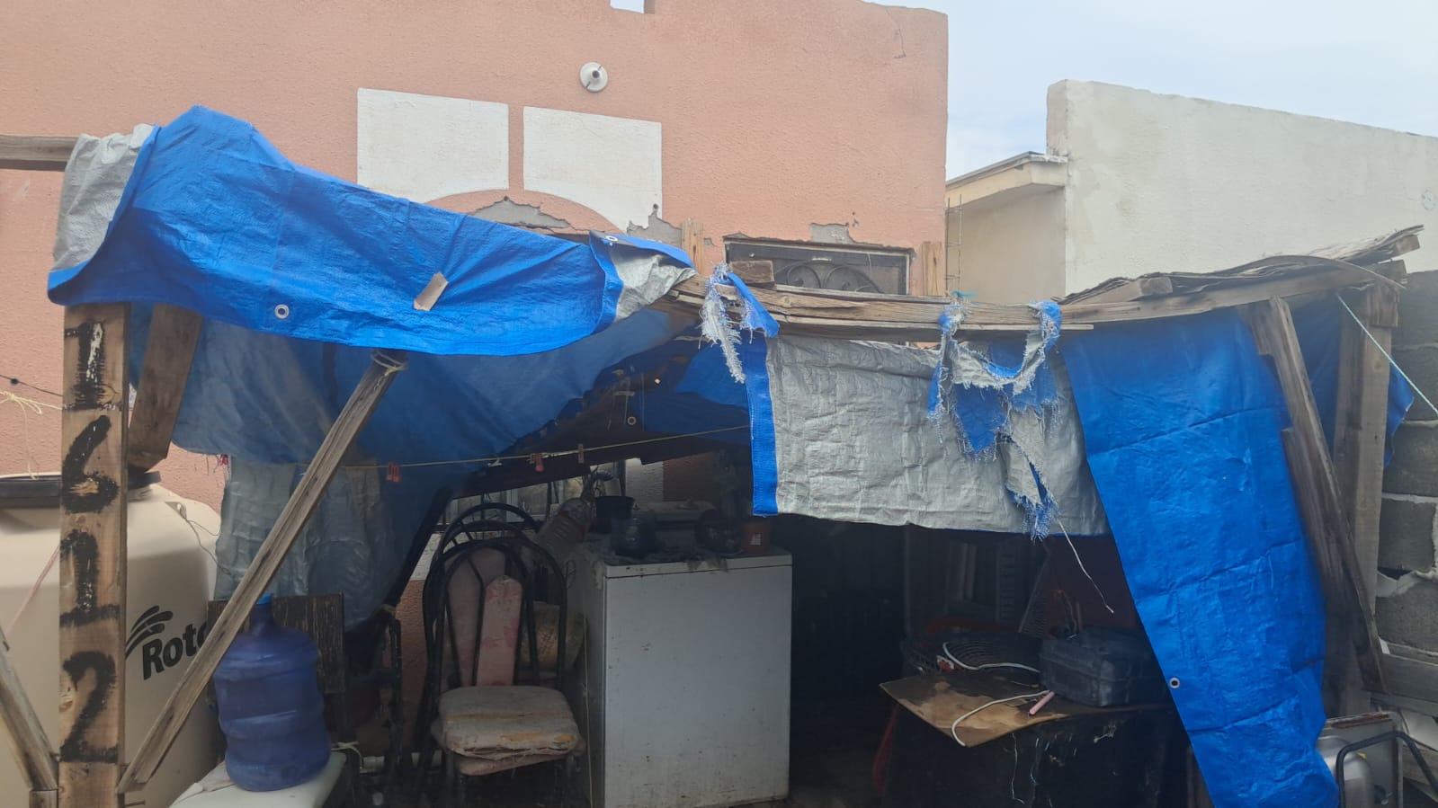 ¡RESCATAN A MADRE E HIJA ATRAPADAS EN SU CASA! Derrumbe de tejabán las dejó encerradas por las lluvias