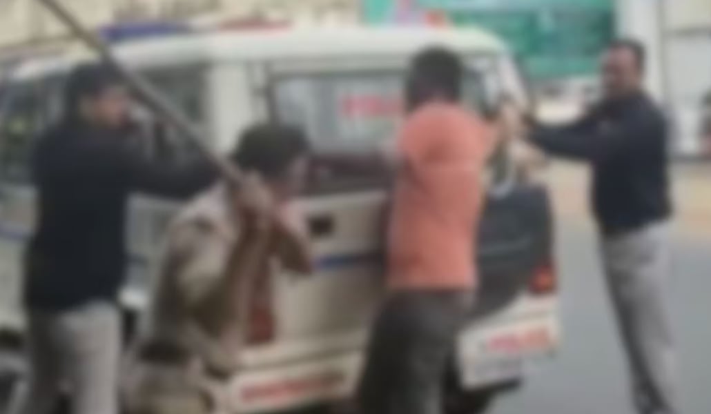 ¡CASTIGO PÚBLICO! Policías golpean con un palo a hombre acusado de matar a su pareja