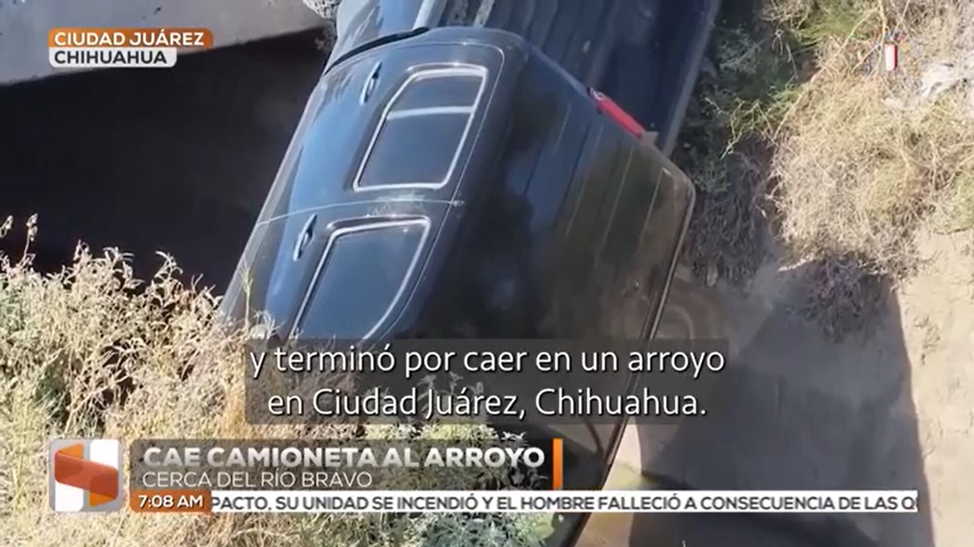 Camioneta cae a un arroyo en la colonia Felipe Ángeles y rescatan a madre e hija