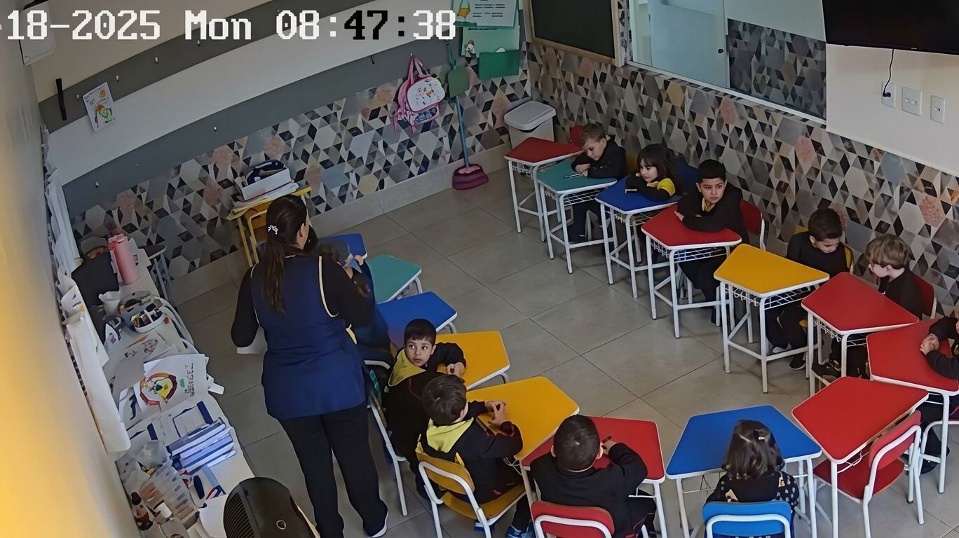  ¡ATERRADOR! Maestra golpea a niño de 4 años con en el rostro con un libro; le tiró los dientes (VIDEO)