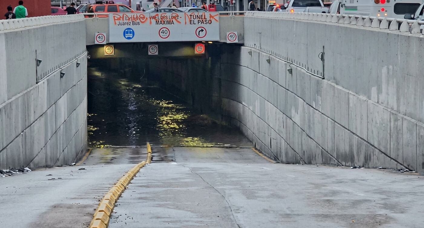 ¡CIERRAN EL TÚNEL DE LA 16 DE SEPTIEMBRE! Agua acumulada provoca caos vial en Ciudad Juárez