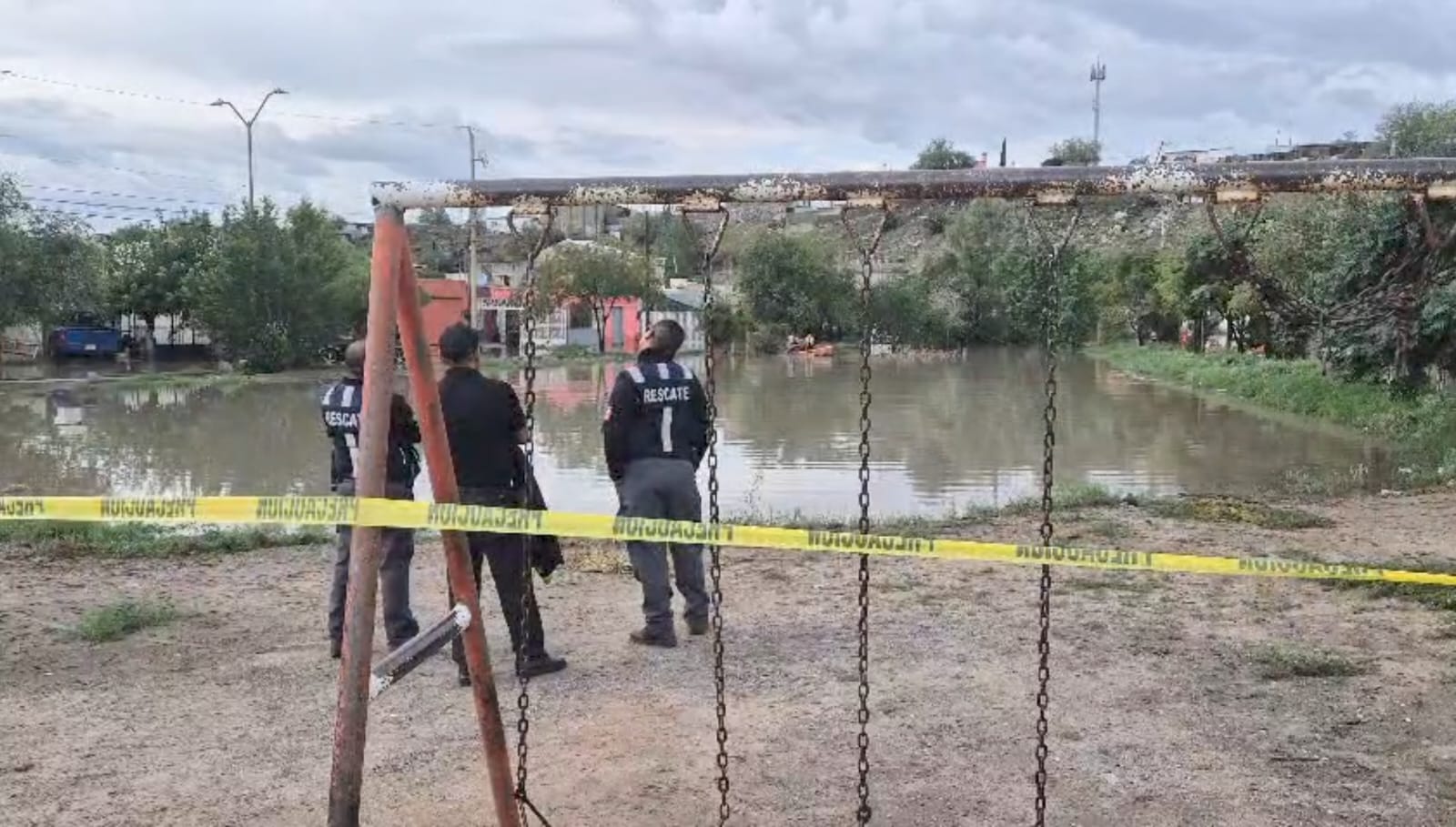 (VIDEO) ¡Solo una suela! Continúa búsqueda de hombre arrastrado durante las tormentas en parque de Juárez tras más de 12 horas