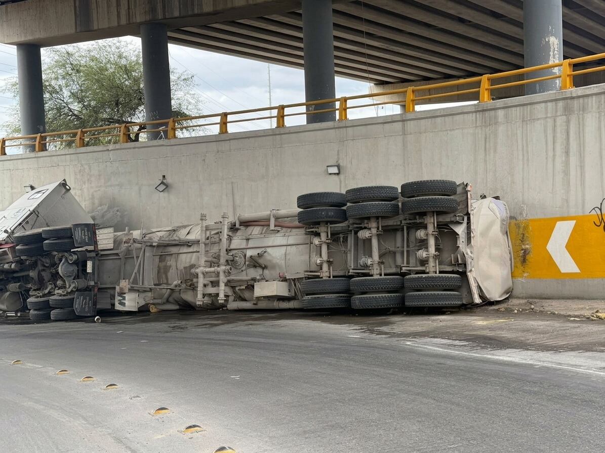 ¡VUELCA PIPA EN LA TALAMÁS! Accidente bloquea el paso desde el libramiento Independencia